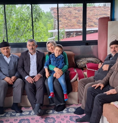 Belediye Başkanımız kutsal topraklarda Umre ziyaretlerini gerçekleştirerek ilçemize  dönen HOPAN ailesini evlerinde ziyaret etti.