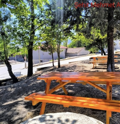 Belediyemiz İlçemizin yeşil alanlarında bulunan park ve bahçelerini güzelleştirmeye devam ediyor.