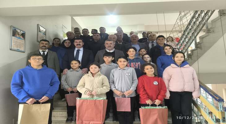 Başkan DEMİR, 10 Aralık Dünya İnsan Hakları Günü kapsamında Milli Eğitim Müdürlüğünce düzenlenen resim sergisine katıldı.