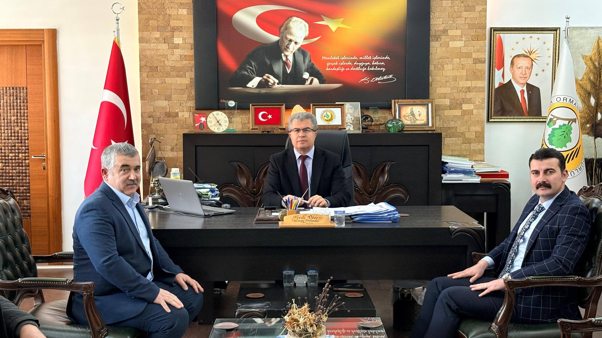 Belediye Başkanımız Cihan DEMİR ve İlçemiz Kaymakamı Ertuğrul ARSLAN, Amasya Orman Bölge Müdürü Sn. Ferdi ÖZER'i makamında ziyaret etti.