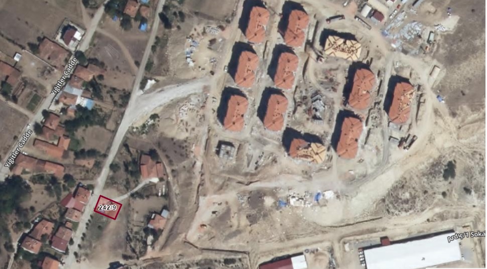 Mülkiyeti Belediyemize ait olan Hamit Kaplan Mahallesinde bulunan 242 Ada 9 parsel nolu arsa “Açık Teklif Usulü (Artırma)” suretiyle satılacaktır.