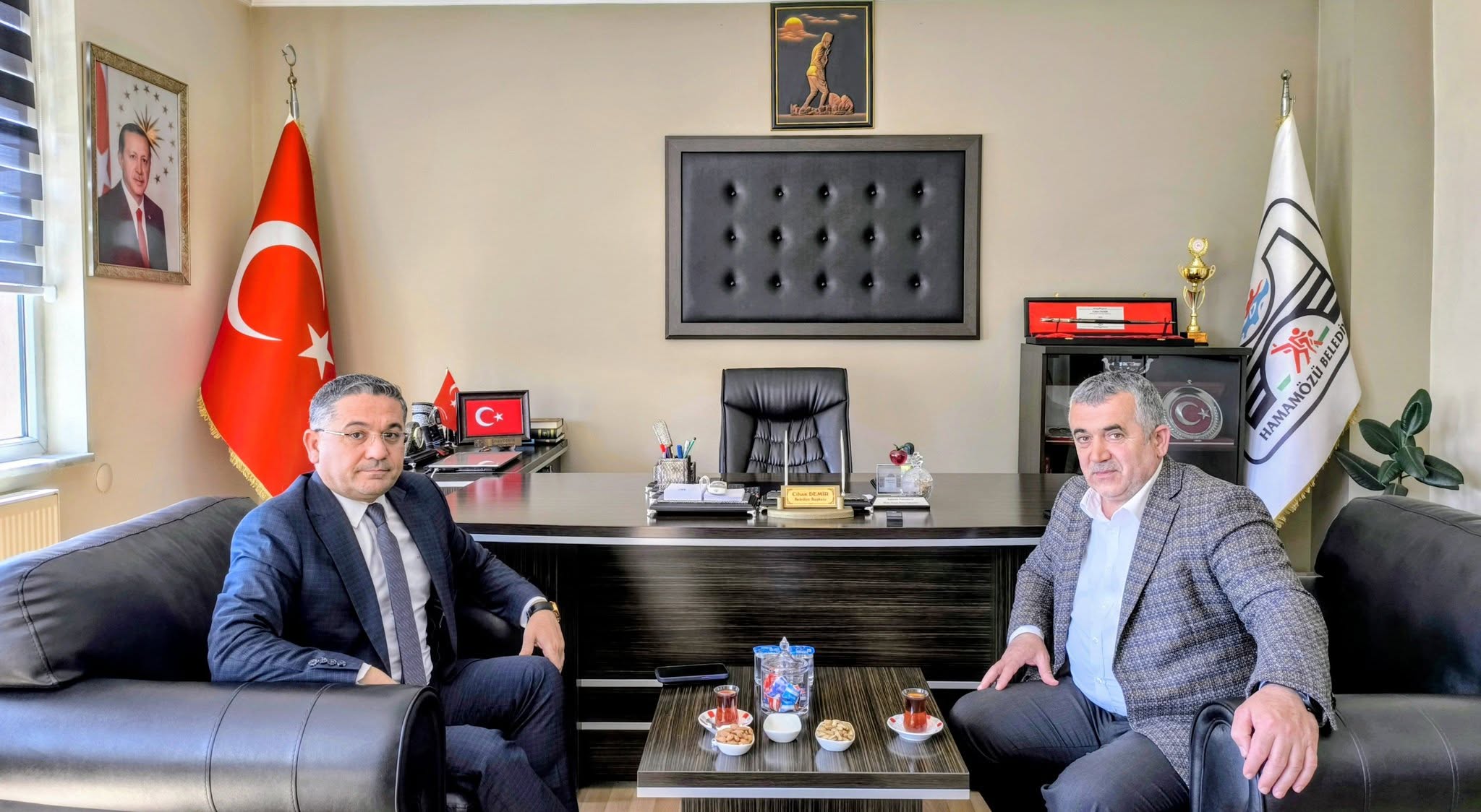 Amasya Aile ve Sosyal Hizmetler Müdürümüz Adem YÜCEL, Belediye Başkanımız Cihan DEMİR'i makamında ziyaret etti.