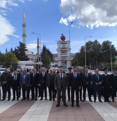 29 Ekim Cumhuriyet Bayramı Kutlamaları 28 Ekim 'de Saygı duruşu ve İstiklal marşımızın okunmasıyla başladı.