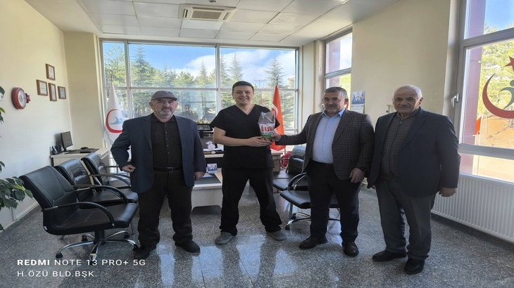 Belediye Başkanımız Cihan DEMİR, 14 Mart Tıp Bayramı dolayısıyla İlçemiz Devlet Hastanesi’nde görev yapan hekim ve sağlık çalışanlarımızı ziyaret ederek günlerini kutladı ve çiçek takdim etti.