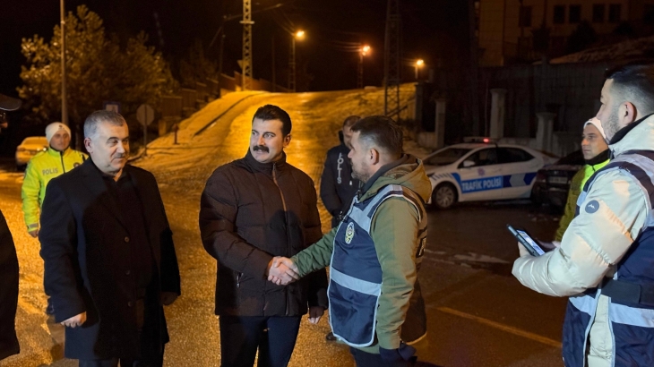 Belediye Başkanımız Cihan DEMİR ve Kaymakamımız Ertuğrul ARSLAN yılbaşı akşamı görevleri başında bulunan kamu çalışanlarını ziyaret ederek yeni yıllarını tebrik etti.
