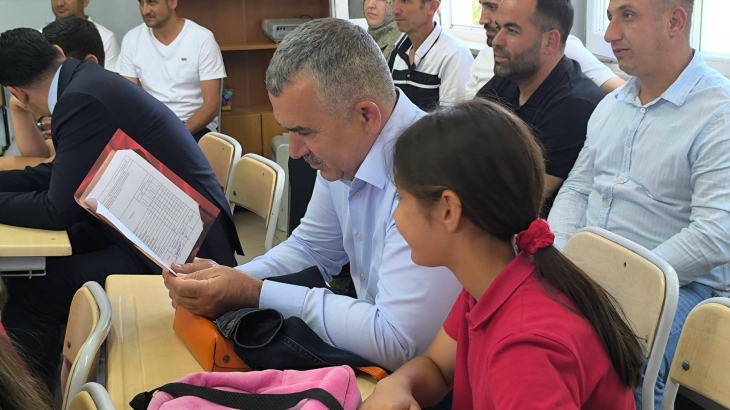 İlçemiz Kaymakamı Ertuğrul ARSLAN ve Belediye Başkanımız Cihan DEMİR, 2025-2026 Eğitim Öğretim Yılı Karne Dağıtım Töreni'ne katılarak öğrencilerimizin karne heyecanına ortak oldular.